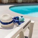 Βίλα Quiet Near The Beach, Opcional Heated Pool